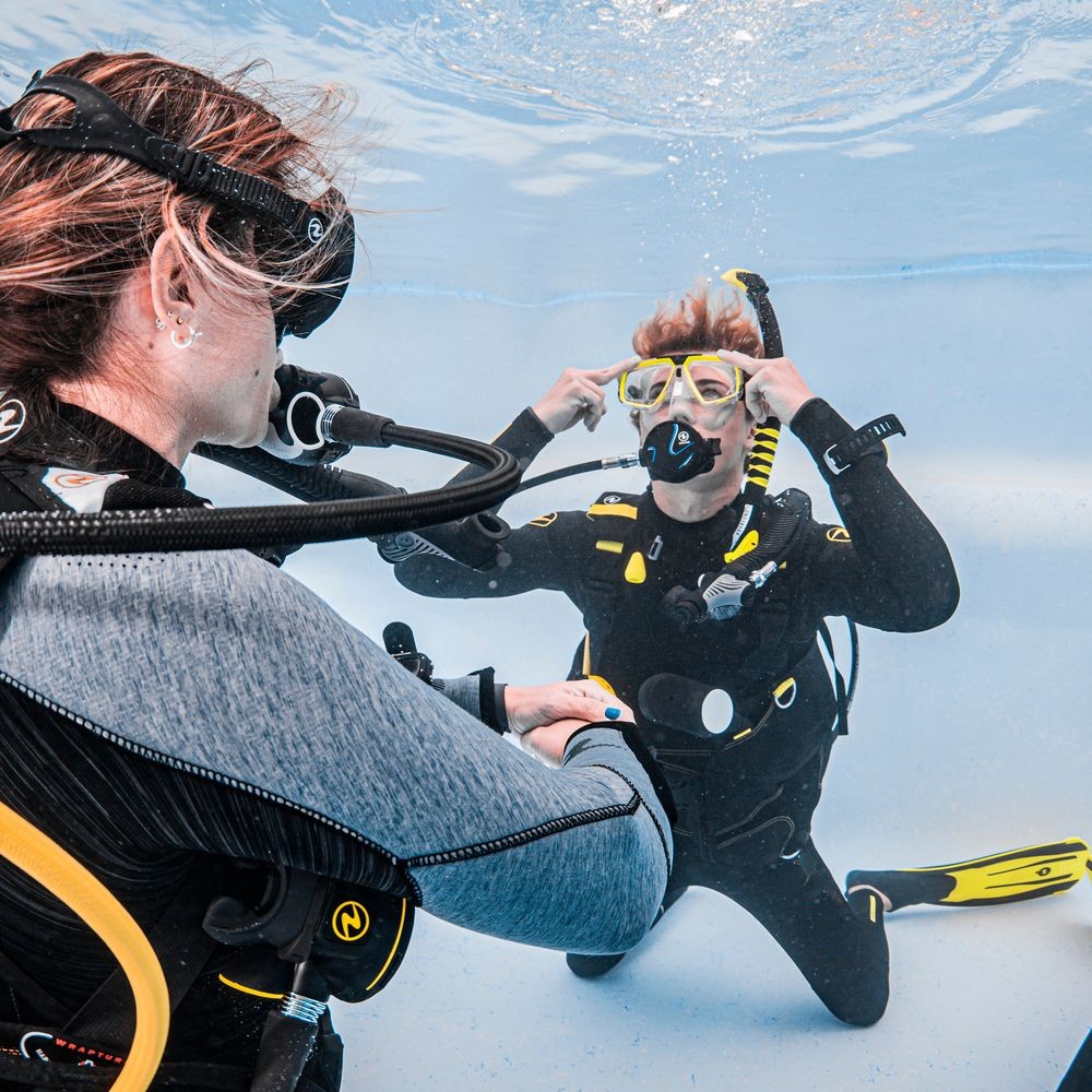 What’s in the box - TITAN - Dive Regulator